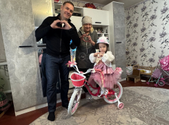 Две девочки из ДНР получили велосипеды к Новому Году от правительства Челябинска