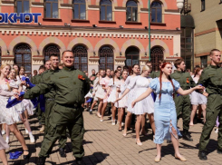 «Вальс Победы» в Донбассе: 80 молодых пар танцевали в честь 80-летия памятной даты