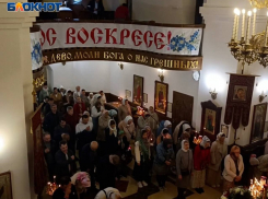 «Егда пети нам ангельское пение»: в единственном храме Донецка с мужским хором встретили Пасху