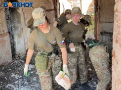 Расчищать от завалов территорию монастыря под Угледаром помогает молодежь «Народного Фронта» со всей России