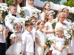 В Соборном храме святых Петра и Февронии в Донецке отметили День семьи, любви и верности