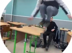 Администрация Мариуполя отреагировала на скандальное видео, где школьники ломают парту