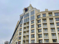 В Мариуполе на башне Дома с часами установили главный символ