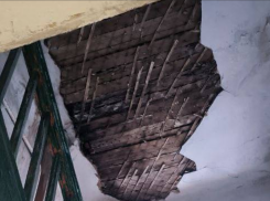 Крыша рухнула на лестницу в донецкой двухэтажке на Бутурлиновской 48