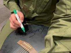 Финалист проекта «Голос» подарил свою гитару активистке «Движения Первых» из Волновахи