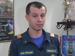 «Достали восемь человек из горевшего дома»: служащий МЧС рассказал о пожаре