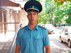 Пристав из ДНР эвакуировал жильцов из горящего дома