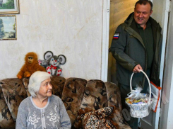 Мэр Донецка навестил ветерана блокадного Ленинграда и проверил, как в её доме отремонтировали кровлю 