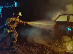 Легковой автомобиль загорелся на ходу в Торезе в ДНР