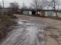 В Макеевке дорога вокруг целого квартала стала полосой препятствий