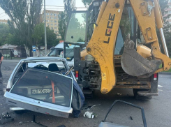 В Мариуполе автомобилист сбил пешехода, столкнулся с микроавтобусом и трактором