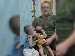 В Донецке у нерадивой матери, оставившей ребенка на улице, забрали детей: пока только в больницу