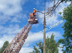 Коммунальщики Донецка продолжают устранять последствия непогоды 