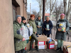 Союз офицерских жен передал подарки мамам особенных детей в Донецке