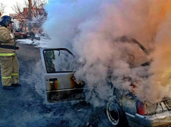 Загорелся на ходу: в Шахтёрске, ДНР, огонь полностью уничтожил легковушку 
