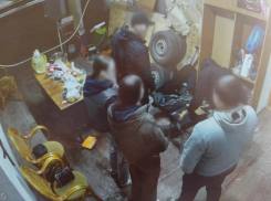 Двое мужиков ограбили психбольного друга после застолья в Торезе, ДНР