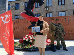 В качестве погибшего героя Рассел Бентли «Техас» принял участие в «Бессмертном полку» в Донецке