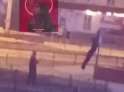 Дети вешаются на дорожные знаки в Донецке