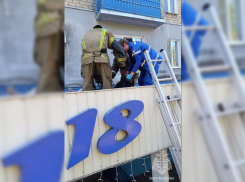 Бабушка упала на крышу магазина в Торезе в ДНР