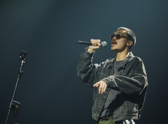 Это потрясло зрителей: у известного донецкого рэпера на концерте отобрали микрофон