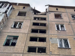 ВСУ разбомбили жилую многоэтажку в Ясиноватой: появилось видео последствий 