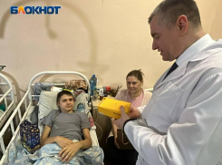 Леонид Слуцкий к Рождеству подарил смартфоны юным пациентам донецкой травматологии
