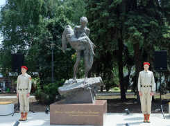 Памятник маленьким ангелам на средства ленинградцев открыли в Енакиево ДНР в преддверии Дня защиты детей