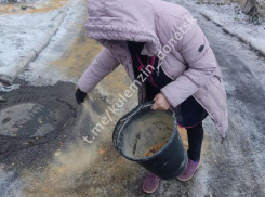 Посыпать территории школ от гололёда помогают сотрудники образовательных учреждений Донецка 