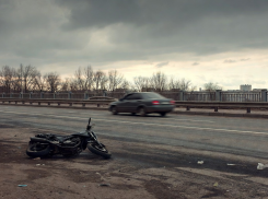 На Петровском мосту в Донецке водитель сбил мотоциклиста и просто уехал