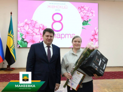 В ДНР с 8 Марта поздравили мать-героиню, воспитывающую 11 детей