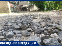 Камни, ямы и болото: в центре Донецка разбили дорогу