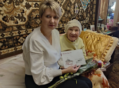 Поздравление с 95-летним юбилеем от Владимира Путина получила жительница Донецка Елена Осадчая