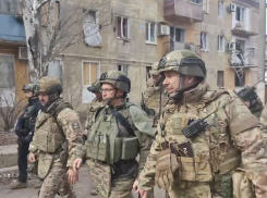 Герой ДНР провел Сергея Кириенко по освобожденному Курахово: город начинает оживать