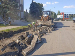  Суровые челябинские дорожники ремонтируют дороги в прифронтовом городе ДНР Ясиноватая