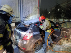 Водитель KIA с признаками опьянения влетел под грузовик в Мариуполе: доставать пришлось спасателям