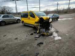 В Горловке женщина на «Опеле» не уступила дорогу и въехала в ВАЗ