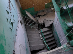 Как в фильме ужасов: жители многоэтажки в Куйбышевском районе Донецка добираются в свои квартиры через крышу 