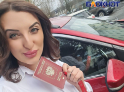 Как украинцы разыгрывали спектакль у Посольства РФ в Берлине, чтобы сорвать выборы, рассказала немецкий волонтер, бывавшая на Донбассе