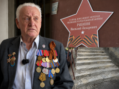 В Донецке 98-летний ветеран ВОВ Василий Рябкин живет в доме с разбитым подъездом