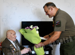 В Донецке поздравили ветеранов ВОВ с 80-летием со Дня освобождения Донбасса