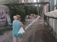 В Калининском районе Донецка рабочие порвали трубу. Управа на выходных, люди без воды