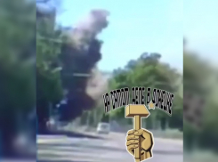 Появилось видео с моментом обстрела центра Донецка