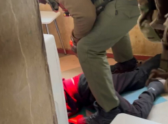 Воткнул нож в шею возлюбленной и себе: в Донецке задержали напавшего на сожительницу