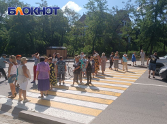 Жители Донецка собой перекрыли улицу из-за полного отсутствия водоснабжения