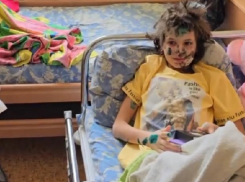 Раненых огнём ВСУ детей из Пантелеймоновки ДНР навестили в больнице Макаров и Приходько 