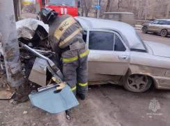  В Донецке из «помятого» авто спасли пострадавшего в ДТП водителя