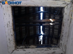 В Донецке жители многоэтажки годами живут с дырявой крышей и в затопленных от дождя квартирах 