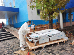 В больницу интенсивного лечения Мариуполя доставлены 72 многофункциональные кровати для реанимационного отделения 