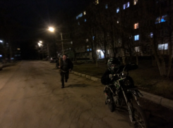 Мужик с битой ночью гонялся за питбайкерами на Зелёном микрорайоне в Макеевке