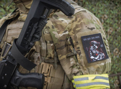 Стилизованные шевроны вручили дружинники сотрудникам Военной Комендатуры ДНР 